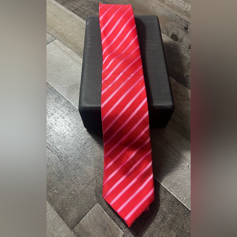Kailong Hand-Made Tie Red/Hot Pink stripe
Perfect for Valentines 💘‎ Day